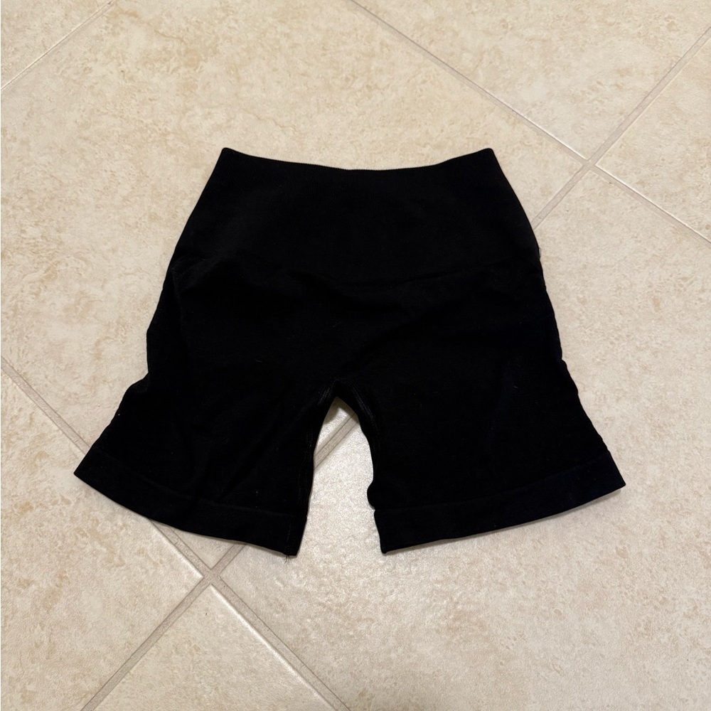 Alphalete amplify contour shorts